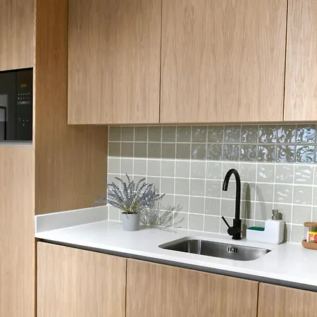 Coliseum Apartment *