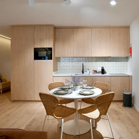 Coliseum Apartment *