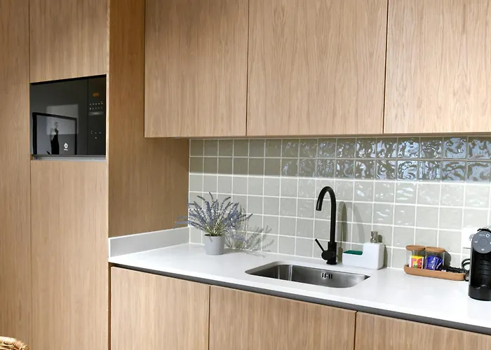 Coliseum Apartment *